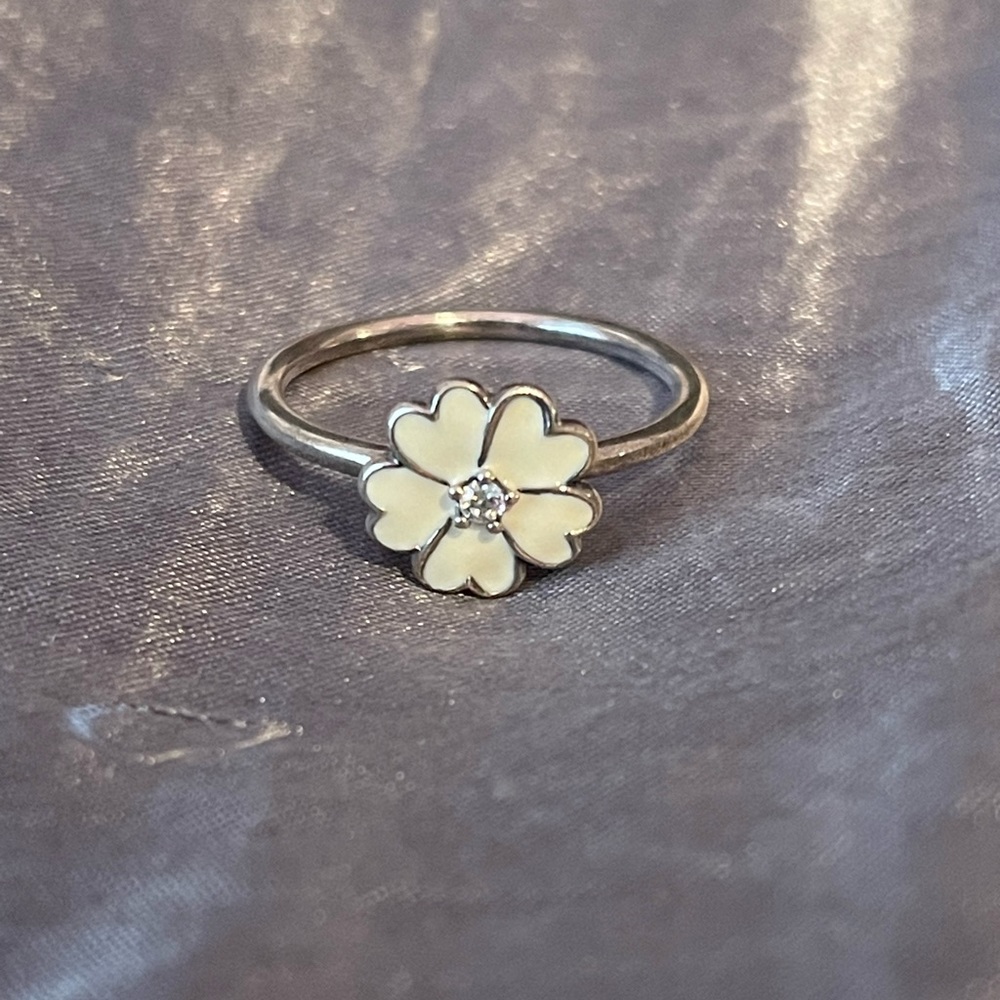 PANDORA - WHITE PRIMROSE RING